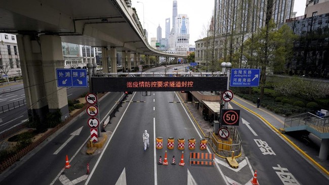 Sebanyak 26 juta warga kota terpadat di China itu pun dilarang keluar rumah kecuali untuk keperluan medis dan tes Covid-19.