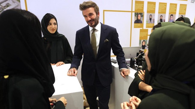 FOTO: David Beckham Terpukau Robot Buatan Wanita Afghanistan
