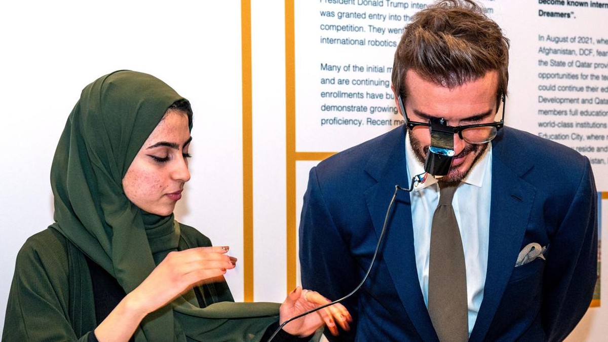 FOTO: David Beckham Terpukau Robot Buatan Wanita Afghanistan