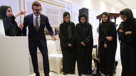FOTO: David Beckham Terpukau Robot Buatan Wanita Afghanistan