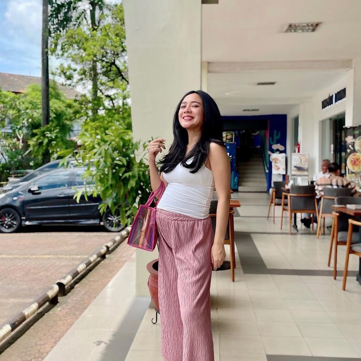 <p>Kehamilan Dea Ananda sebentar lagi masuk trimester tiga nih, Bunda. Istri Ariel Nidji ini mulai sering memamerkan baby bump-nya di media sosial lho. (Foto: Instagram @dea_ananda)</p>