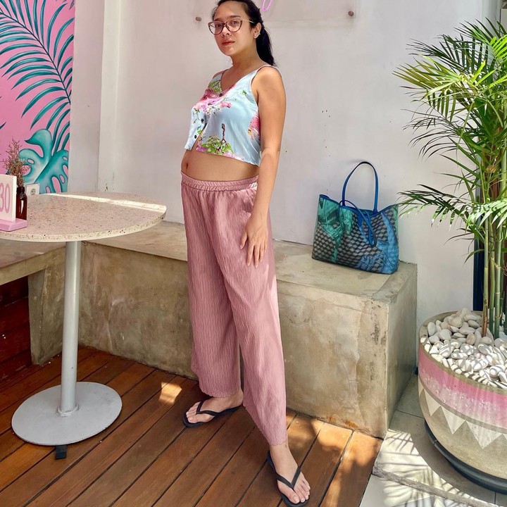 <p>Saat tahu hamil, Dea Ananda sempat tak percaya lho. Mantan penyanyi cilik ini baru percaya ketika mendengar detak jantung sang buah hati saat USG. (Foto: Instagram @dea_ananda)</p>