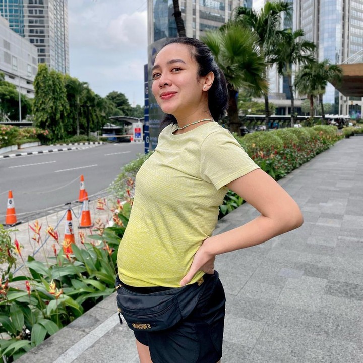 <p>Di akun media sosial miliknya, Dea sering posting foto saat jalan pagi nih. Ia selalu menyempatkan diri untuk aktif bergerak selama hamil ini. (Foto: Instagram @dea_ananda)</p>