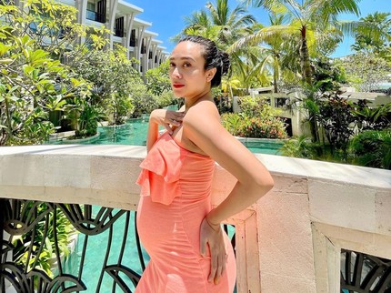 7 Potret Dea Ananda Pamer Baby Bump Hamil Anak Pertama, Glowing Banget Bun