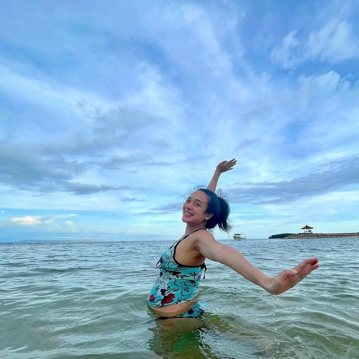 <p>Baru-baru ini, Dea Ananda dan suaminya pergi ke Bali untuk menikmati waktu bersama. Dea tampak begitu bahagia menjalani hari-hari menjelang persalinan bersama sang suami. (Foto: Instagram @dea_ananda)</p>