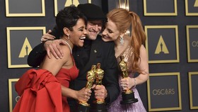 FOTO: Rona Bangga kala Angkat Piala Oscar 2022