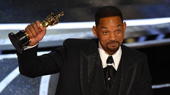 Harry Lennix menyarankan Will Smith mengembalikan trofi Oscar untuk mengembalikan kehormatan ajang penghargaan tersebut.