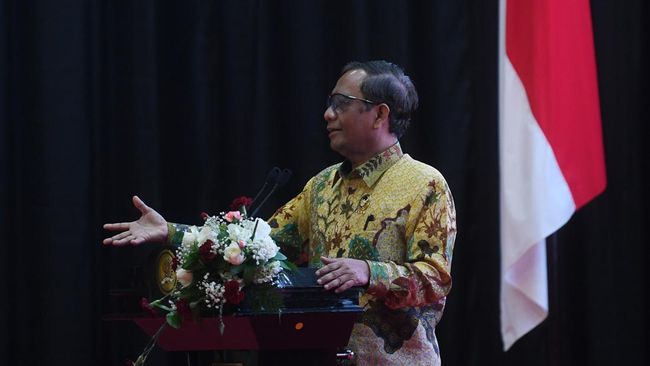 Mahfud MD mengklaim sempat membatalkan ratusan Undang-unddang terindikasi koruptif dan titipan para cukong saat jabat Ketua MK.