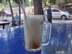 Segaaar! Manis Alami Es Kelapa Simadu