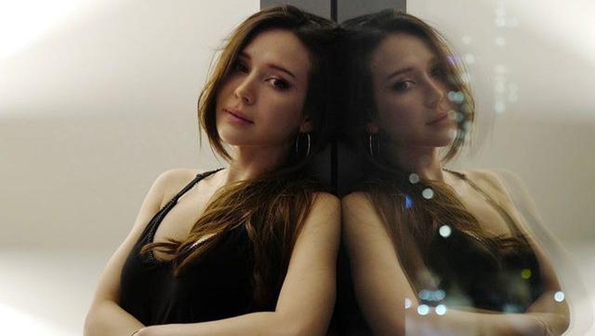 Eve Suz Cewek Bule yang Dekat dengan Gading Marten