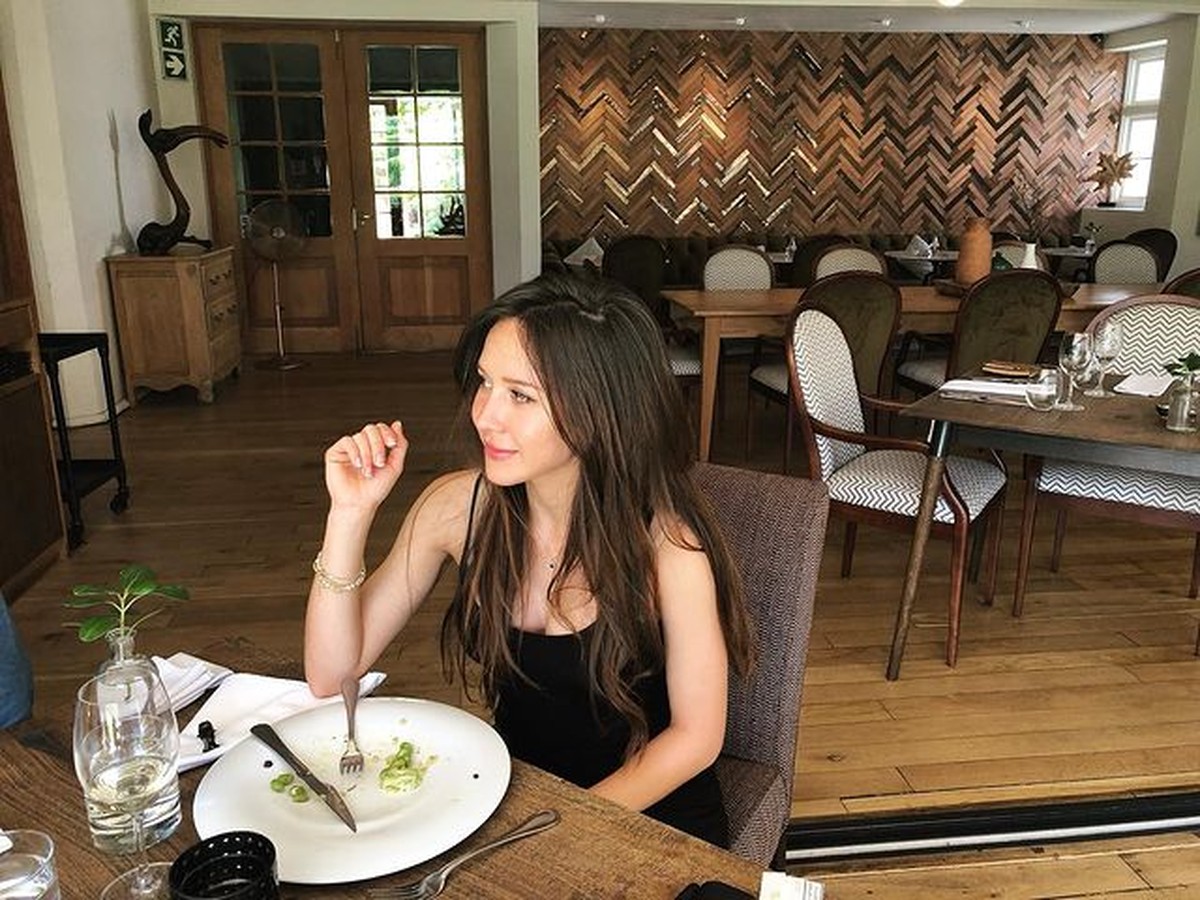 Eve Suz Cewek Bule yang Dekat dengan Gading Marten