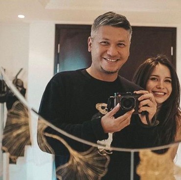 7 Potret Kemesraan Gading Marten & Cewek Bule, Pacaran?