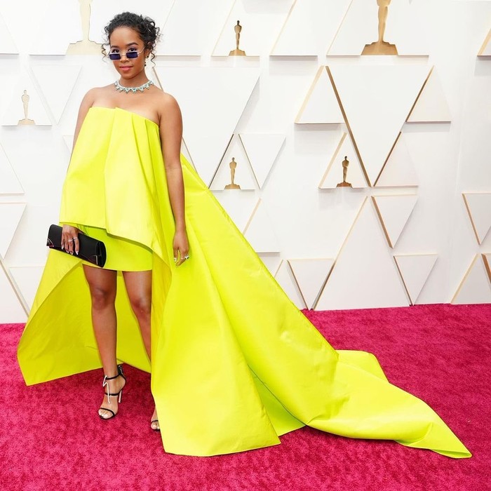 Ladies and gentlemen, H.E.R! Sang musisi berhasil menyulap gaun strapless Carolina Herrera yang klasik jadi lebih modern nan quirky lewat padanan sunglasses Foto: Instagram Carolina Herrera