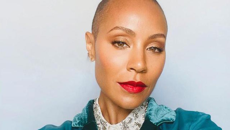 Penampilan Jada Pinkett Smith dengan rambut botak.