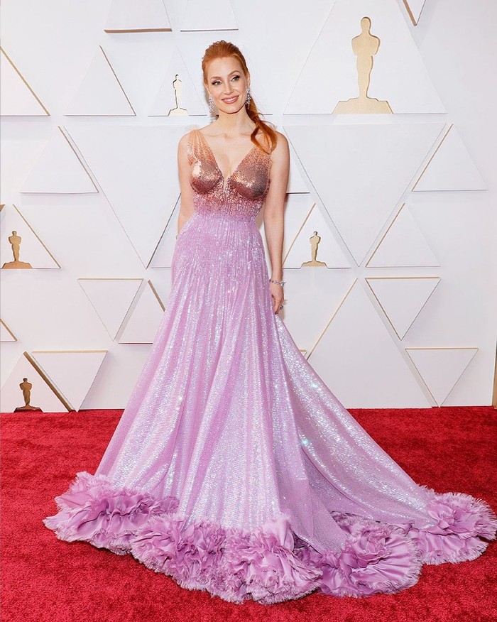 Jessica Chastain tampil dalam balutan gaun pastel dari Gucci. Detail ruffles pada bagian hemline juga memberi nuansa dramatis nan whimsical pada penampilan sang pemenang Best Actress. Foto: Instagram Gucci