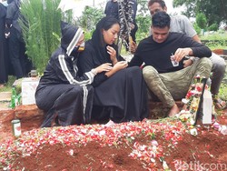 Bukan Vicky Prasetyo, Ini Pria yang Tenangkan Kalina Oktarani di Makam Ibunda
