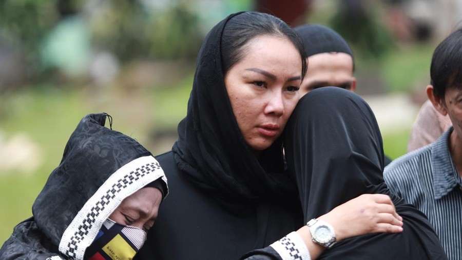Artis Kalina Oktarani beserta keluarga saat menghadiri pemakaman ibundanya di TPU Taman Abadi, Ciputat, Tangerang Selatan, Senin, (28/3/2022)