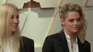 6 Potret Mesra Kristen Stewart & Tunangan Sesama Jenis Hadiri Oscar