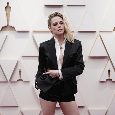 Kristen Stewart Cium Tunangan Sesama Jenis di Red Carpet Oscar 2022