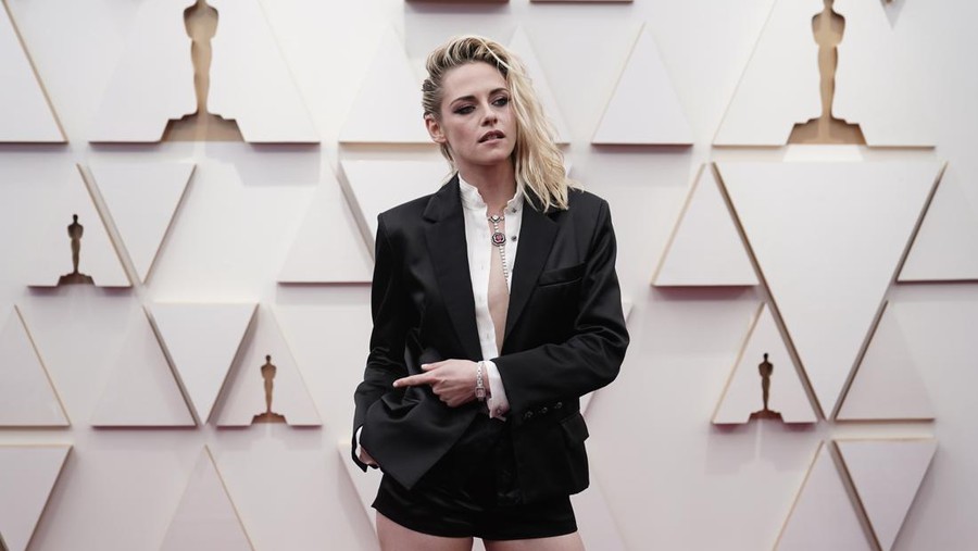 Kristen Stewart Cium Tunangan Sesama Jenis di Red Carpet Oscar 2022