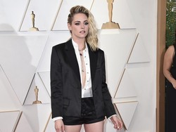 Pakai Celana Pendek, Kristen Stewart Curi Atensi di Red Carpet Oscar 2022