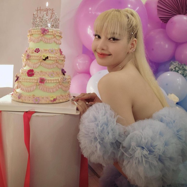 <p>Dalam serangkaian foto yang dibagikan, Lisa memamerkan kue ulang tahun bertingkat yang sudah disiapkan. (Instagram @lalalalisa_m)<br /><br /><br /></p>