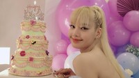 <p>Dalam serangkaian foto yang dibagikan, Lisa memamerkan kue ulang tahun bertingkat yang sudah disiapkan. (Instagram @lalalalisa_m)<br /><br /><br /></p>