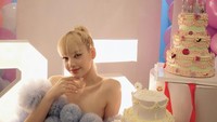 <p>Dari potret-potret yang dibagikan, Lisa BLACKPINK tampil cantik dengan gaya rambut ponytail yang menjadi ciri khasnya. (Instagram @lalalalisa_m)<br /><br /><br /></p>