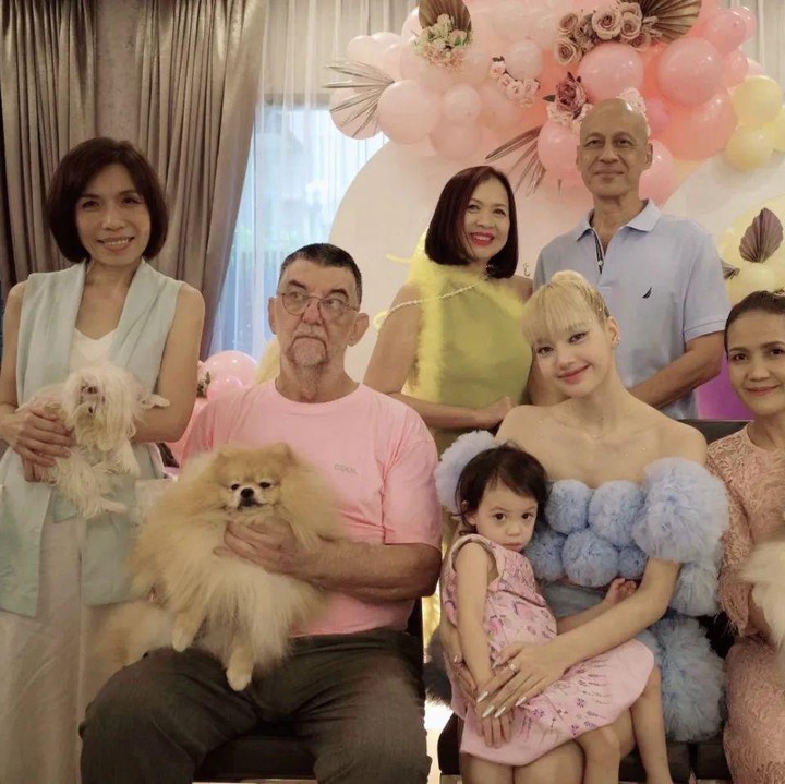 <p>Bagaimana tidak, kali ini Lisa bisa memperingati hari tersebut bersama keluarga serta teman-teman terdekatnya di tanah kelahiran, Thailand. (Instagram @chitthipbruschweiler)<br /><br /><br /></p>