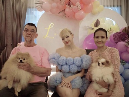 7 Potret Ulang Tahun Lisa BLACKPINK ke-25, Mewah & Bahagia Bersama Keluarga