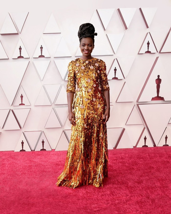 Warna emas jadi yang salah satu sulit dikenakan di red carpet. Namun Lupita Nyong'o membuktikan dengan pilihan siluet klasik dan detail seperti embellishments dan fringes dapat membuat warna ini terlihat elegan sekaligus extravagant! Foto: Instagram Prada