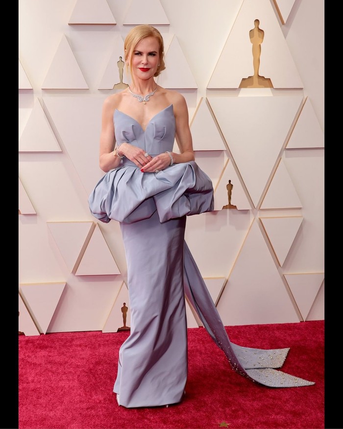 Terkadang bukan sematan detail kristal untuk membuat sebuah gaun memiliki statement. Detail peplum dan ekor dapat menjadi opsi untuk menampilkan nuansa elegan seperti gaun Armani Prive yang dikenakan Nicole Kidman. Foto: Instagram Giorgio Armani