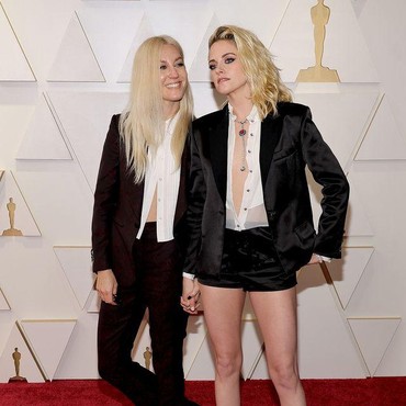6 Potret Mesra Kristen Stewart & Tunangan Sesama Jenis Hadiri Oscar 2022