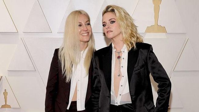 6 Potret Mesra Kristen Stewart & Tunangan Sesama Jenis Hadiri Oscar