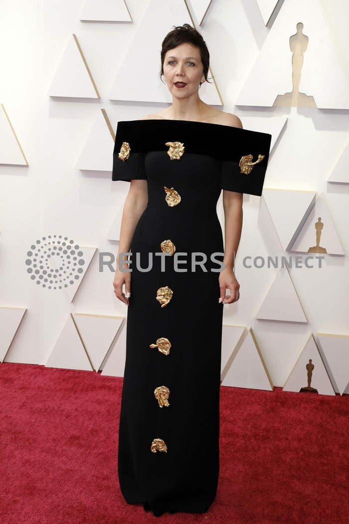 Maggie Gylenhaal tampil dalam balutan gaun hitam yang artsy dari rumah mode Schiaparelli. Foto: Abby Grant/Cover Images via Reut/