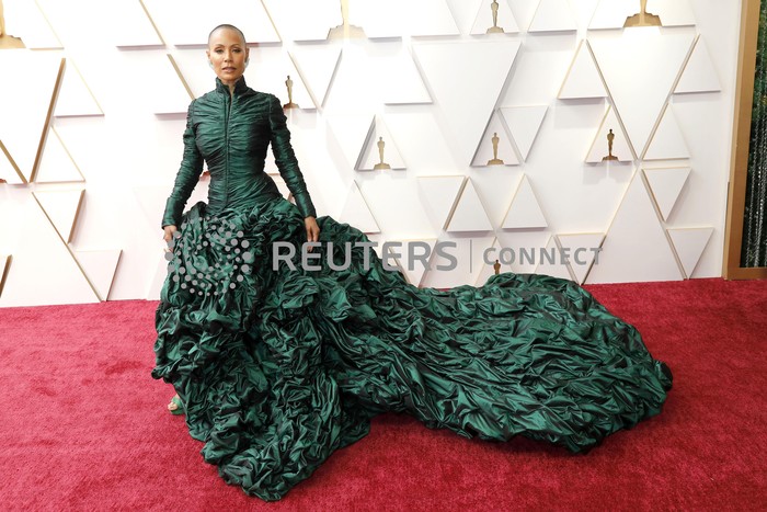 Siapa sangka bila gaya edgy dapat terlihat elegan. Tengok tampilan Jada Pinkett Smith yang memakai gaun Jean Paul Gaultier haute couture rancangan Glenn Martens. What an entrance! Foto: Abby Grant/Cover Images via Reut/