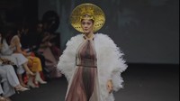 <p>Paula Verhoeven tampil memukau di Arab Fashion Week. Ia terlihat percaya diri saat tampil di panggung. (Foto: Instagram @makeoverid)</p>