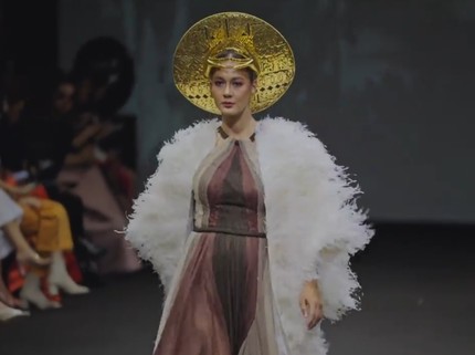 7 Potret Paula Verhoeven Tampil di Catwalk Arab Fashion Week Pasca 5 Bulan Melahirkan