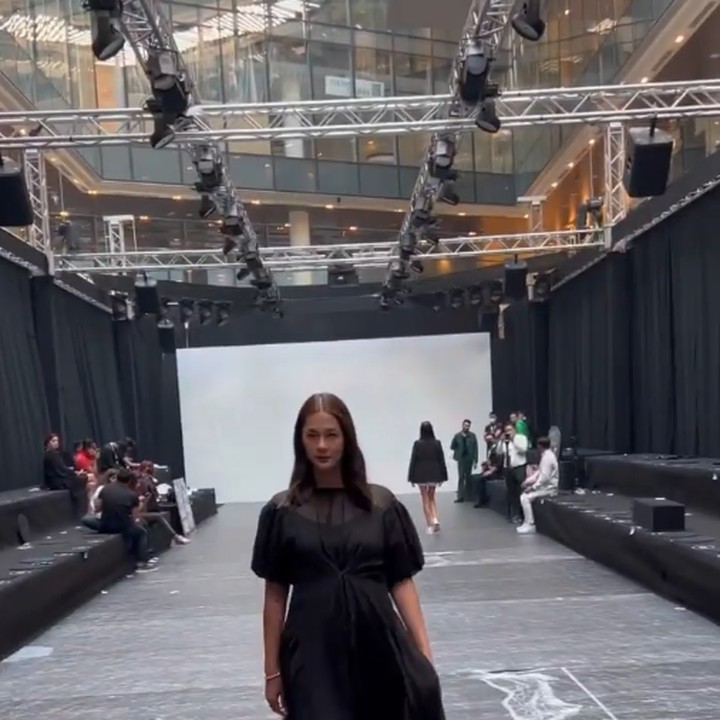 <p>Paula Verhoeven membagikan berbagai persiapan sebelum tampil di Arab Fashion Week. Salah satunya saat gladi bersih di atas panggung. (Foto: Instagram @paula_verhoeven)</p>