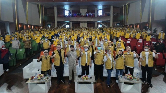 Gubernur Jawa Barat Ridwan Kamil menyebut 1.249 petani Angkatan I Program Petani Milenial berhasil karena konsisten dalam mengelola lahan pertanian mereka.