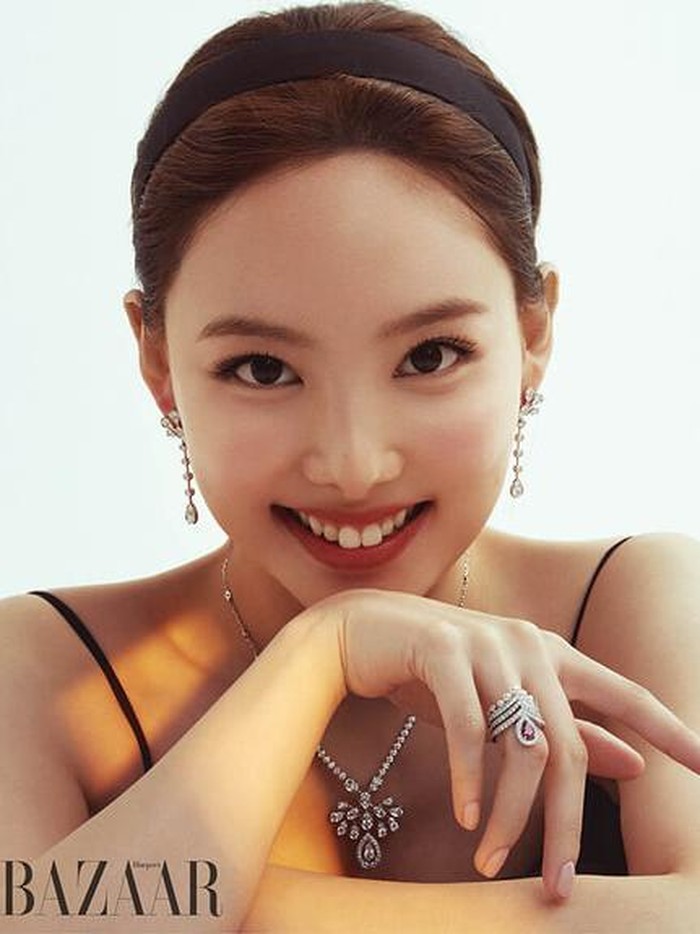 Penampilan Nayeon kali ini, bisa kalian lihat secara lebih eksklusif dalam Harper's Bazaar Magazine April 2022 Edition./ Foto: HARPER's BAZAAR Korea.
