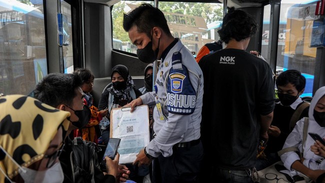 Di awal pengecekan, dari 20 kendaraan yang diperiksa hanya ada dua yang laik jalan.