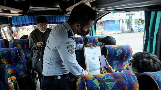 Terminal Bus Cicaheum dan Leuwipanjang di Kota Bandung, Jawa Barat mulai dipadati pemudik pada H-9 Idul Fitri atau Sabtu (23/4).