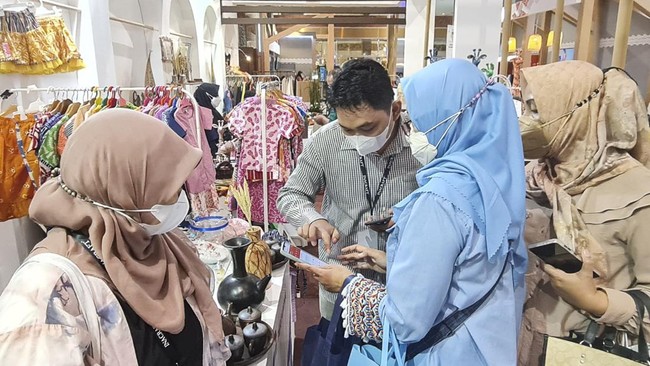 Di tengah penyelenggaraan INACRAFT Reborn 2022, booth usaha mikro kecil dan menengah (UMKM) Pertamina turut kebanjiran pengunjung dan buyer.