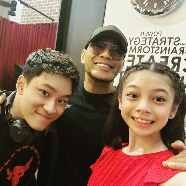 <p>Tak hanya bersama sang kakak, Nada juga sudah sangat nyaman dengan Deddy Corbuzier, Bunda. Ia sudah menyebut Deddy dengan sebutan Papa, lho. (Foto: Instagram: @nada_tarina_putri)</p>