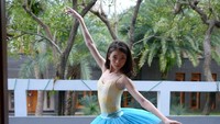 <p>Nada memiliki bakat menari, khususnya balet. Ia bahkan sudah mulai menekuni bidang ini sejak kecil. (Foto: Instagram: @nada_tarina_putri)</p>