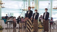 <p>Pada 12 Maret 2022 kemarin, Raja Mangkunegara X baru saja dilantik, Bunda. Ia adalah Gusti Pangeran Harya (GPH) Bhre Cakrahutomo Wira Sudjiwo atau Kanjeng Gusti Pangeran Adipati Arya (KGPAA) Mangkunagoro X. (Foto: Instagram: @puromangkunegara)</p>