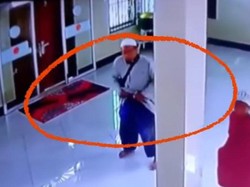 Detik-detik Pria Bergamis Curi Kotak Infak di Masjid Medan