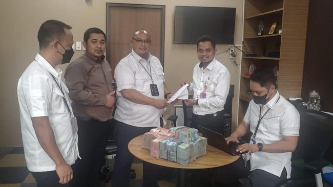 Influencer Reza Arap menyerahkan uang Rp950 juta dalam bentuk tunai pecahan Rp50 ribu dan Rp100 ribu.