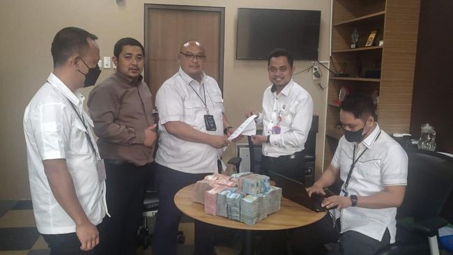 Reza Arap Hands over Rp950 Million from Doni Salmanan to the Criminal Investigation Department